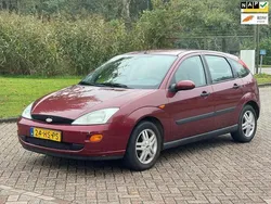 Rood, metallic lak Gebruikt 2001 Ford Focus Collection Hatchback | € 999 (Eerlijke prijs)