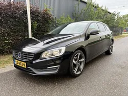 Zwart, metallic lak Gebruikt 2015 Volvo V60 Momentum Stationwagen | € 7.499 (Eerlijke prijs)