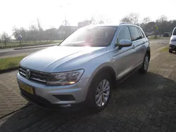 Grijs, metallic lak Gebruikt 2020 VW Tiguan Comfortline SUV | € 18.750 (Super prijs)
