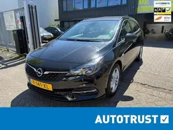 Zwart, metallic lak Gebruikt 2021 Opel Astra Edition Stationwagen | € 12.250 (Goede deal)