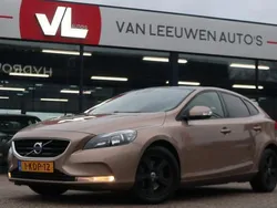 Bruin, metallic lak Gebruikt 2013 Volvo V40 Kinetic Stationwagen | € 13.648 (Eerlijke prijs)