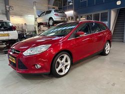 Rood (metallic) Gebruikt 2012 Ford Focus Titanium Stationwagen | € 3.250 (Goede deal)