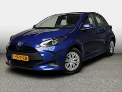 Blauw, metallic lak Gebruikt 2021 Toyota Yaris Hybrid Active Hatchback | € 21.750 (Iets duurder)