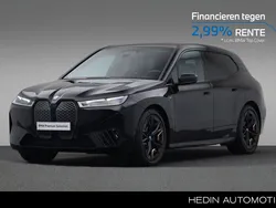 Saphirschwarz metallic (donker zwart metallic) Gebruikt 2024 BMW iX Comfort Edition SUV | € 78.880 (Eerlijke prijs)