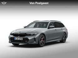 Skyscraper grey metallic (grijs metallic) Nieuw 2025 BMW 330e M Sport Stationwagen | € 65.858 (Super prijs)
