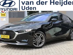 Zwart Gebruikt 2022 Mazda 3 Comfort Sedan | € 23.950 (Goede deal)