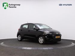 Phantom black (zwart metallic) Gebruikt 2024 Hyundai i10 Comfort Hatchback | € 15.945 (Eerlijke prijs)