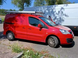 Rood Gebruikt 2017 Peugeot Partner MPV | € 6.000 (Eerlijke prijs)