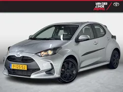 Grijs Gebruikt 2022 Toyota Yaris Hybrid Active Hatchback | € 21.450 (Eerlijke prijs)