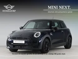 Blauw, metallic lak Gebruikt 2023 Mini Cooper Hatchback | € 26.850 (Eerlijke prijs)