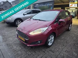 Rood, metallic lak Gebruikt 2015 Ford Fiesta Titanium Hatchback | € 6.750 (Eerlijke prijs)
