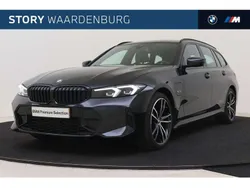 Zwart Gebruikt 2023 BMW 320e Executive Stationwagen | € 40.950 (Eerlijke prijs)