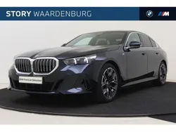 Carbonschwarz (donker zwart metallic) Gebruikt 2024 BMW 520 Comfort Edition Sedan | € 59.495 (Super prijs)