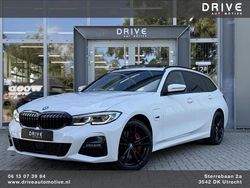 Wit Gebruikt 2022 BMW 320 M Sport Stationwagen | € 33.900 (Eerlijke prijs)