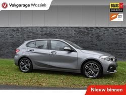 Zilver Gebruikt 2023 BMW 118 Sport Line Hatchback | € 27.440 (Eerlijke prijs)