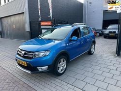 Blauw, metallic lak Gebruikt 2015 Dacia Sandero Lauréate Hatchback | € 4.999 (Eerlijke prijs)