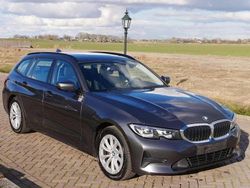 Grijs, metallic lak Gebruikt 2019 BMW 318 Executive Stationwagen | € 14.520 (Super prijs)