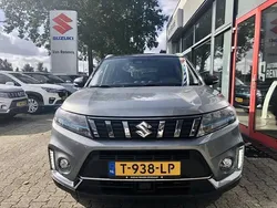Grijs Gebruikt 2023 Suzuki Vitara Style SUV | € 28.950 (Eerlijke prijs)