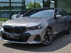 Grijs Nieuw 2025 BMW i5 Executive Sedan | € 85.195 (Eerlijke prijs)