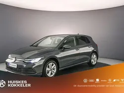 Grijs Gebruikt 2023 VW Golf VIII Life Hatchback | € 29.900 (Eerlijke prijs)