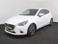 Snowflake white pearl (wit metallic) Gebruikt 2018 Mazda 2 Luxury Hatchback | € 17.750 (Iets duurder)