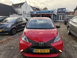 Rood Gebruikt 2017 Toyota Aygo Hatchback | € 6.250 (Eerlijke prijs)