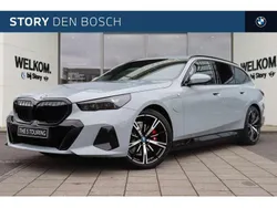 Grijs, metallic lak Nieuw 2025 BMW 530 M Sport Stationwagen | € 87.499