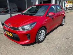 Rood Gebruikt 2017 Kia Rio Hatchback | € 9.750 (Eerlijke prijs)