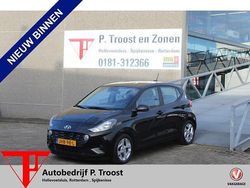 Zwart (metallic) Gebruikt 2022 Hyundai i10 Comfort Hatchback | € 15.950 (Eerlijke prijs)