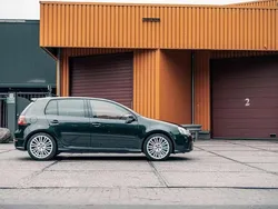 Zwart, metallic lak Gebruikt 2008 VW Golf VI R Hatchback | € 14.950 (Eerlijke prijs)