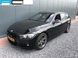 Zwartsaphirzwart metallic Gebruikt 2019 BMW 318 M Sport Stationwagen | € 22.900 (Eerlijke prijs)