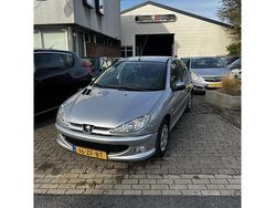Grijs Gebruikt 2008 Peugeot 206 Forever Hatchback | € 1.295 (Eerlijke prijs)