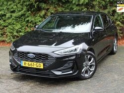 Zwart (metallic) Gebruikt 2022 Ford Focus ST-Line X Hatchback | € 13.450 (Super prijs)
