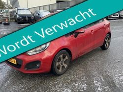 Rood, metallic lak Gebruikt 2013 Kia Rio Hatchback | € 4.645 (Eerlijke prijs)