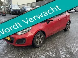 Rood, metallic lak Gebruikt 2013 Kia Rio Hatchback | € 4.795 (Eerlijke prijs)