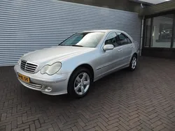 Grijs, metallic lak Gebruikt 2005 Mercedes C180 Avantgarde Sedan | € 4.500 (Duur)