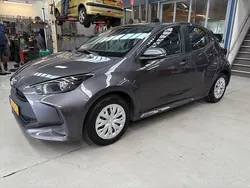 Grijs Gebruikt 2021 Toyota Yaris Hybrid Active Hatchback | € 18.850 (Eerlijke prijs)