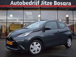 Grijs (metallic) Gebruikt 2015 Toyota Aygo X-play Hatchback | € 6.450 (Eerlijke prijs)
