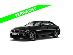 Zwart (metallic) Gebruikt 2021 BMW 330e M Sport Sedan | € 32.875 (Eerlijke prijs)