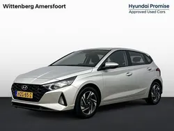Sleek silver metallic (rys) Gebruikt 2022 Hyundai i20 Comfort Hatchback | € 19.900 (Eerlijke prijs)