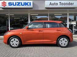 Oranje Nieuw 2025 Suzuki Swift Comfort Hatchback | € 19.999 (Super prijs)