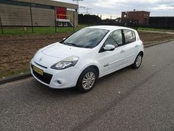 Wit Gebruikt 2010 Renault Clio II Collection Hatchback | € 3.695 (Eerlijke prijs)
