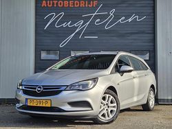 Grijs, metallic lak Gebruikt 2017 Opel Astra Edition Stationwagen | € 6.950 (Eerlijke prijs)
