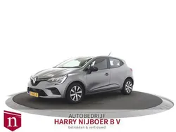 Grijs Gebruikt 2023 Renault Clio V Equilibre Hatchback | € 15.400 (Goede deal)