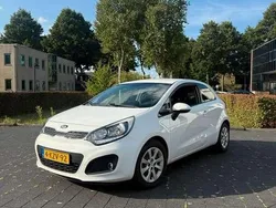 Wit Gebruikt 2013 Kia Rio 2 Sedan | € 4.499 (Eerlijke prijs)
