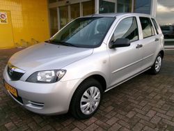 Grijsgrijs Gebruikt 2005 Mazda 2 Hatchback | € 3.250