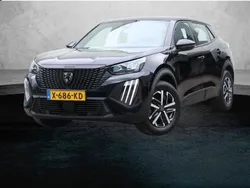 Zwart Gebruikt 2023 Peugeot e-2008 Active SUV | € 24.695 (Goede deal)