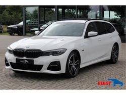 Wit Gebruikt 2021 BMW 330 Executive Stationwagen | € 37.450 (Iets duurder)