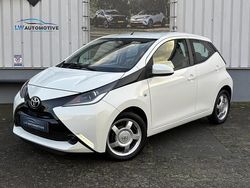 Wit Gebruikt 2014 Toyota Aygo X-play Hatchback | € 7.745 (Eerlijke prijs)