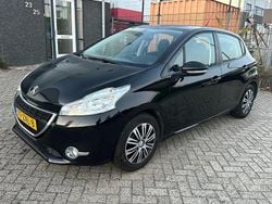 Zwart (metallic) Gebruikt 2013 Peugeot 208 Envy Hatchback | € 3.450 (Eerlijke prijs)